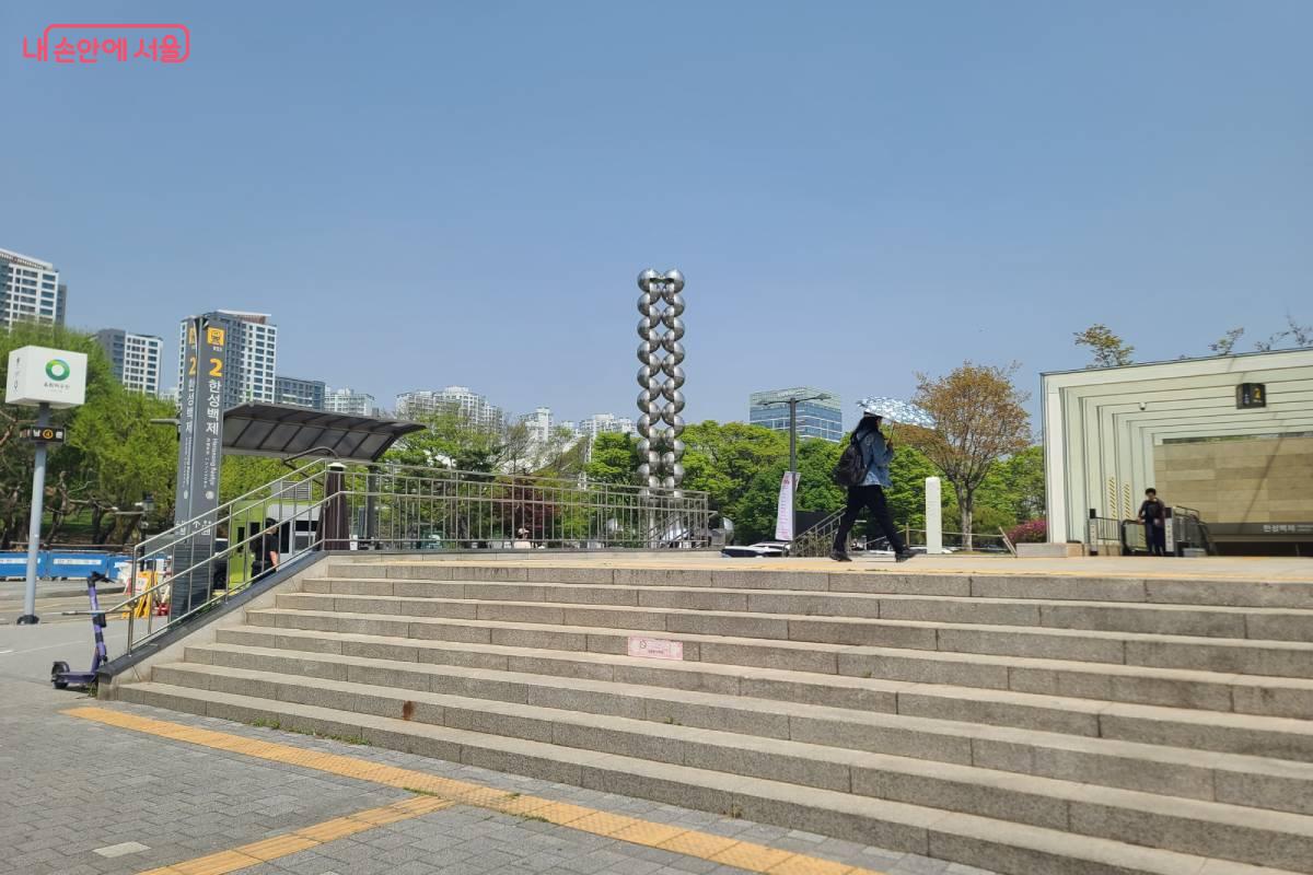 지하철 9호선 한성백제역 2번 출구 모습 &copy;김미정