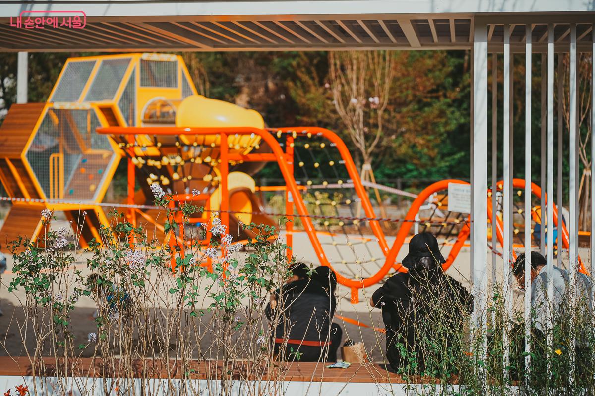 아이들의 창의력을 자극하는 독특한 벌집 모양의 미끄럼틀과 정글짐 &copy;김성무