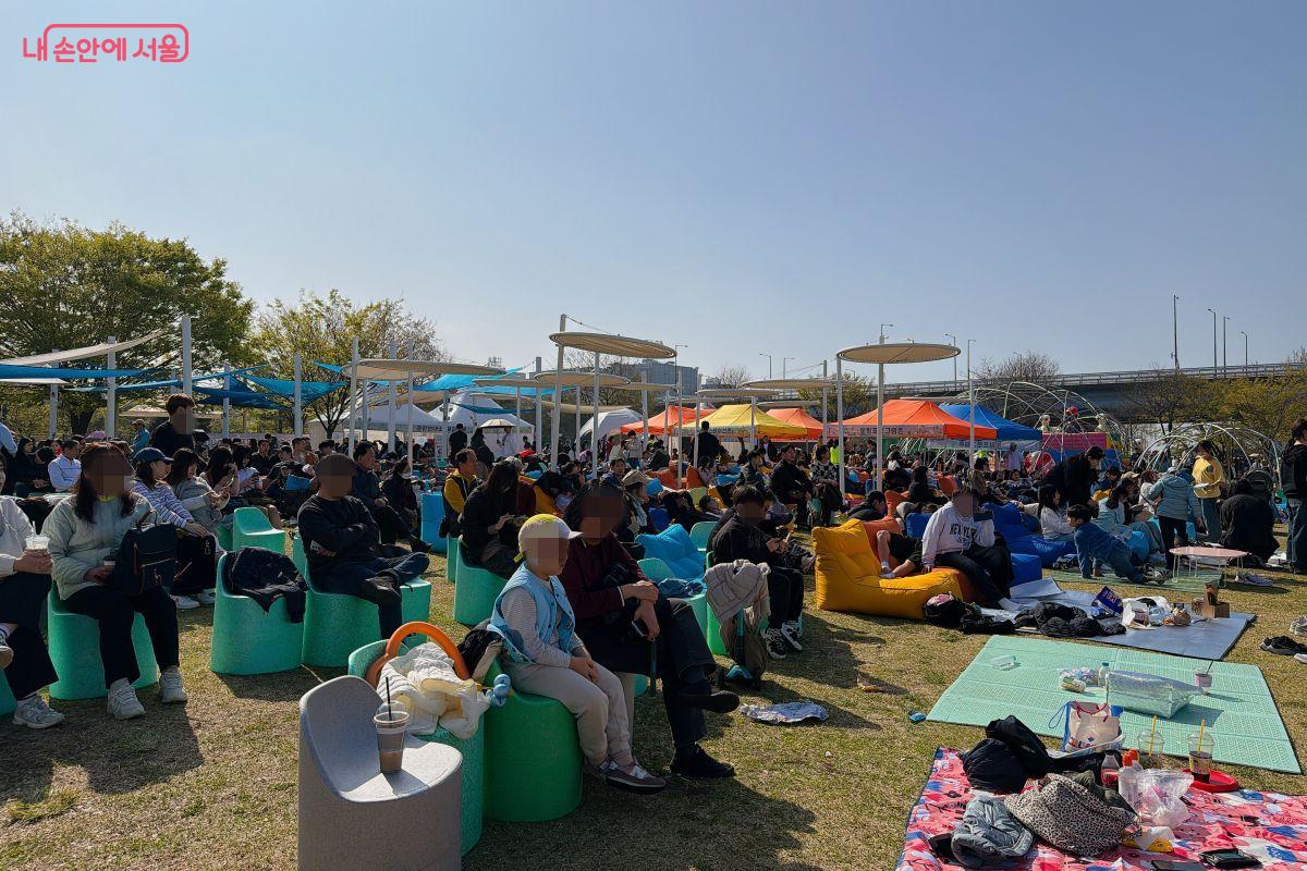 따뜻한 봄날씨 덕분에 한강에서 책읽기 좋은 시간을 가질 수 있었다. ⓒ노윤지