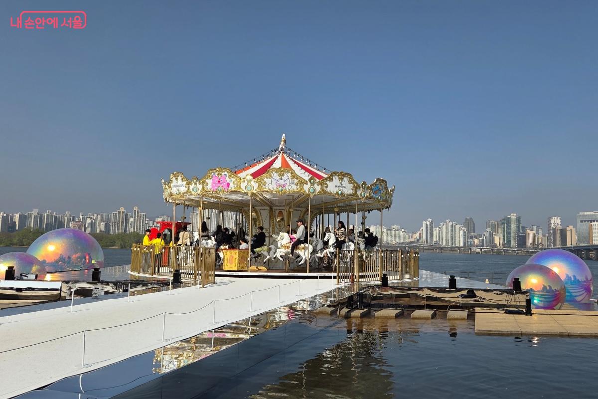 물빛광장과 한강 사이에 설치된 &lsquo;한강 회전목마&rsquo; &copy;김미선