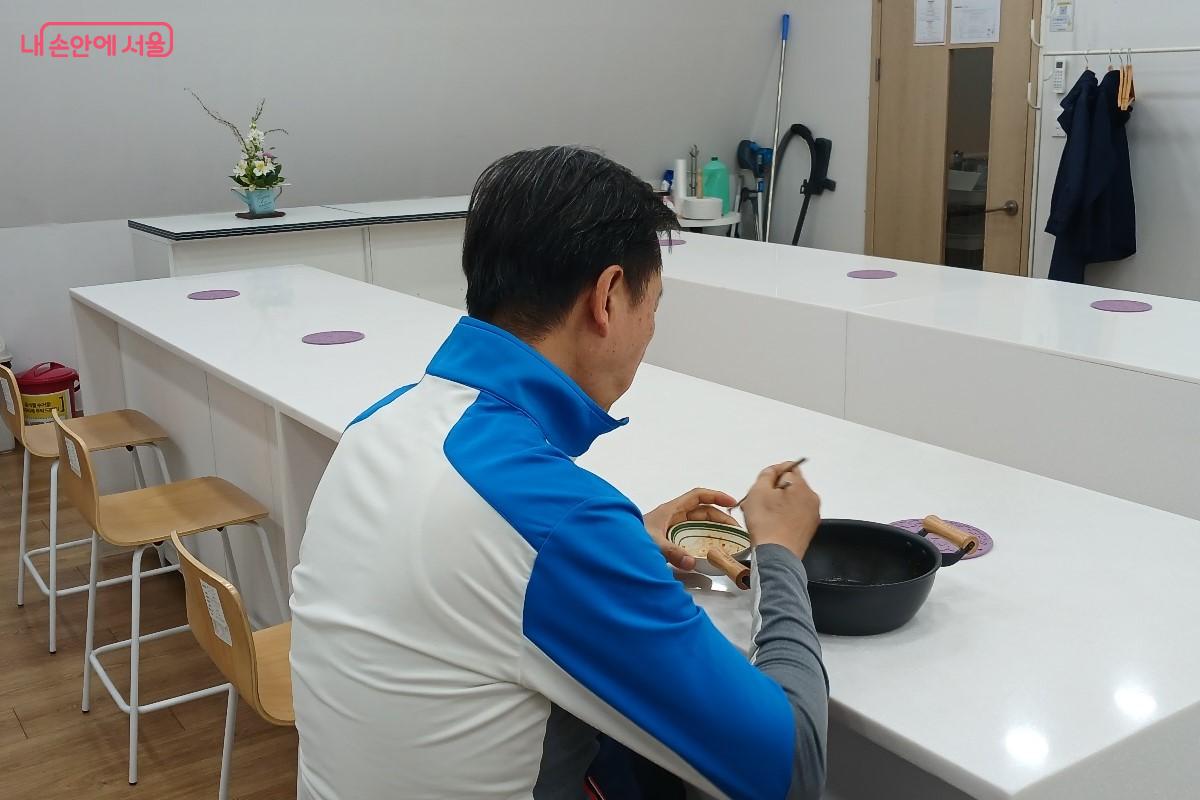 성동점을 찾은 시민이 간편식품 라면을 이용해 식사하는 모습도 볼 수 있었다. &copy;임영근 