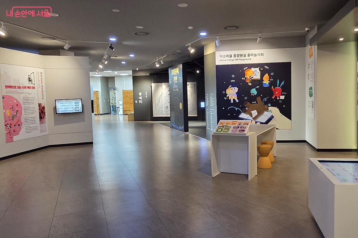 한의약박물관의 내부 전경 &copy;이다현