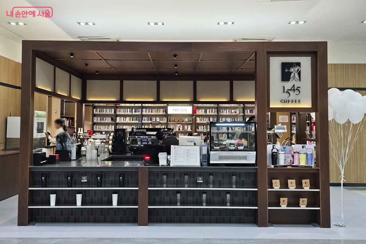 중구청 청사 내에 위치해 누구나 부담 없이 이용할 수 있는 &lsquo;1545 COFFEE&rsquo; 중구청점 &copy;박진영