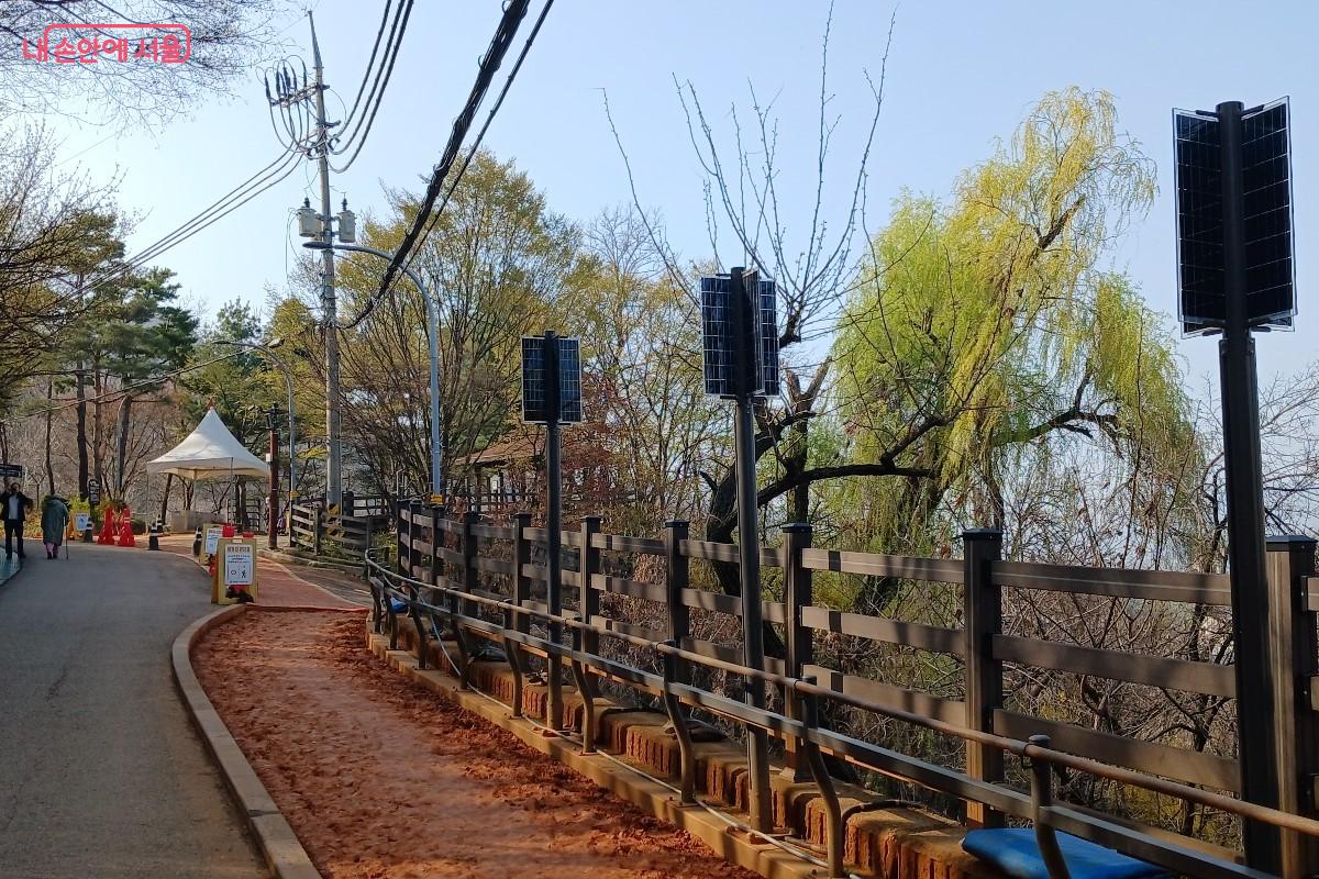 천연 황톳길 산책로에 설치된 태양광 발전등 &copy;임영근 