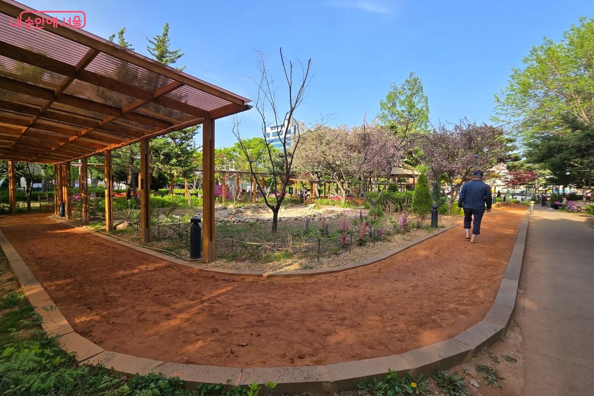 느린정원을 중심으로 둥글게 조성된 &lsquo;황톳길&rsquo; &copy;강사랑
