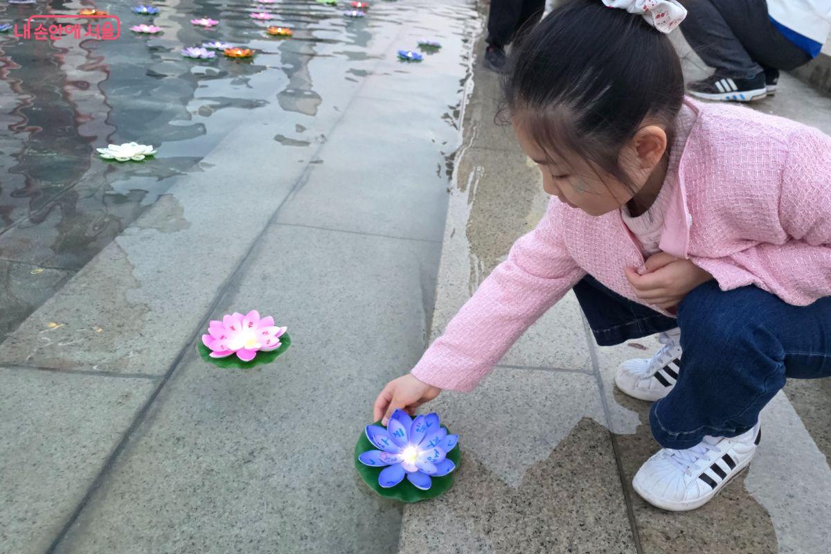 딸 아이는 2단 뛰기 줄넘기를 잘 하게 해달라는 소원을 적어 띄웠다.