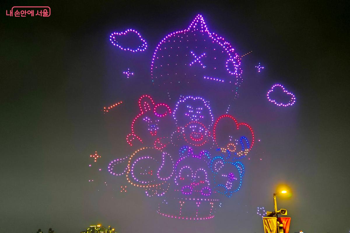 BTS의 캐릭터 브랜드인 'BT21'을 테마로 하여 드론들이 밤하늘을 수놓았다. &copy;이혜숙