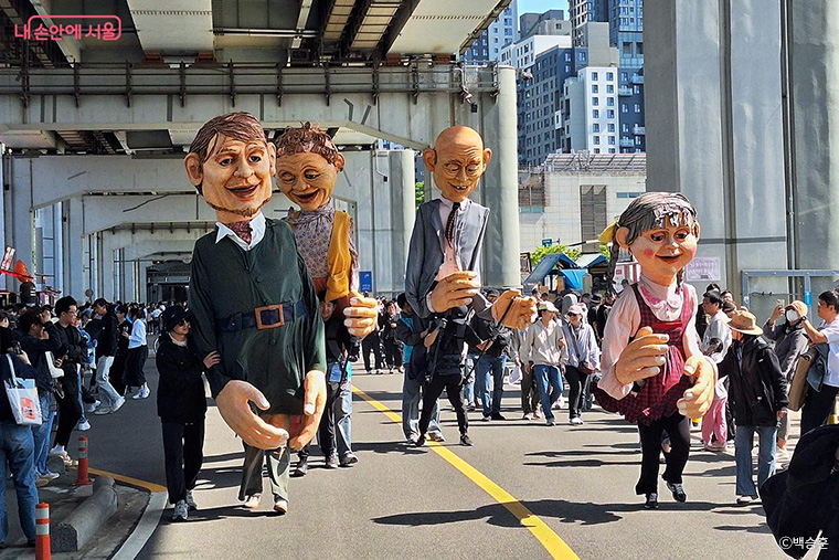 &lsquo;2025 차 없는 잠수교 뚜벅뚜벅 축제&rsquo;에서 진행된 가면 퍼레이드 