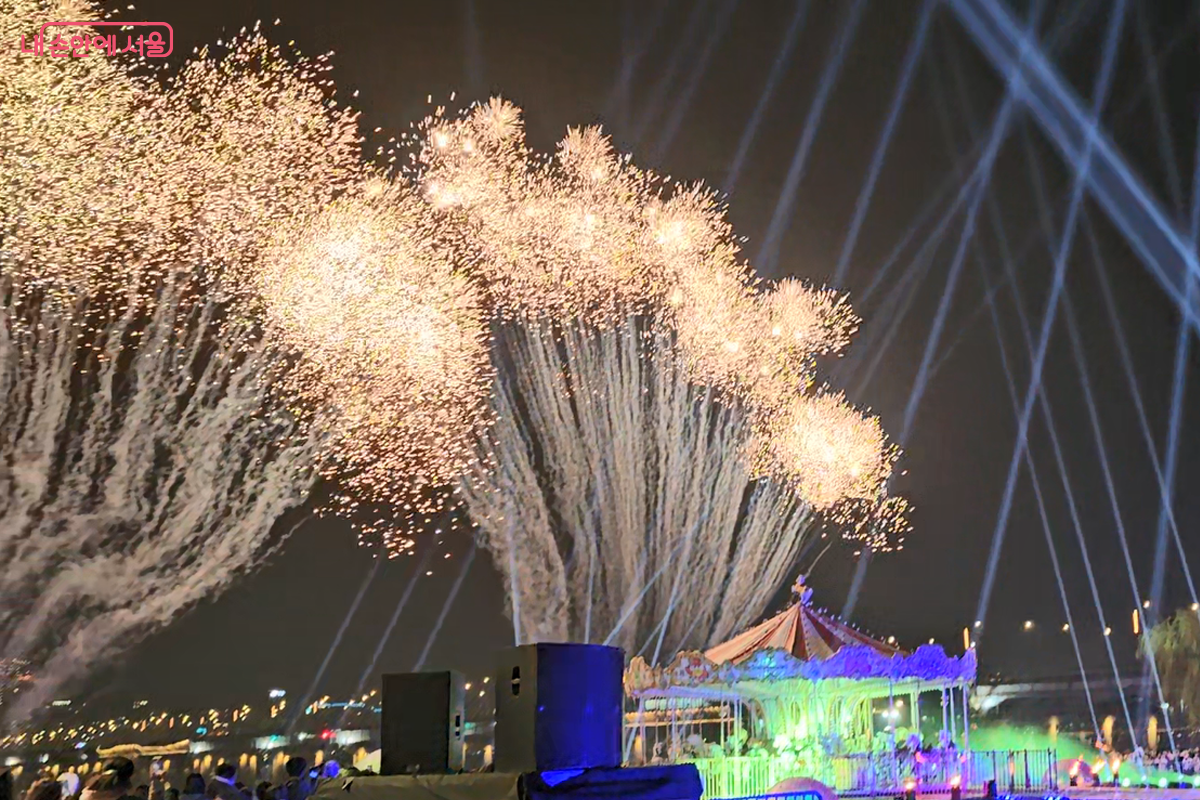  화려한 미디어 쇼 보고 야경과 함께 회전 목마도 타보는 즐거운 축제  &copy;장미화