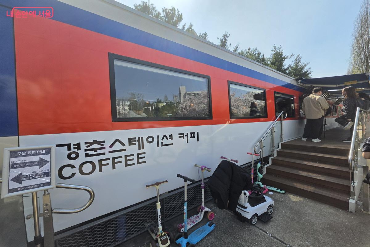 '경춘스테이션 북&커피'은 커피와 함께 책을 읽을 수 있는 공간이다. ⓒ심재혁