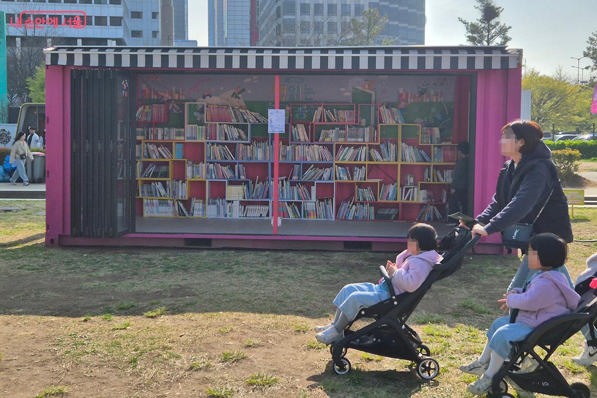 그림책부터 성인 도서까지 약 5,000권의 책이 정갈하게 큐레이션되어 있다. &copy;정향선