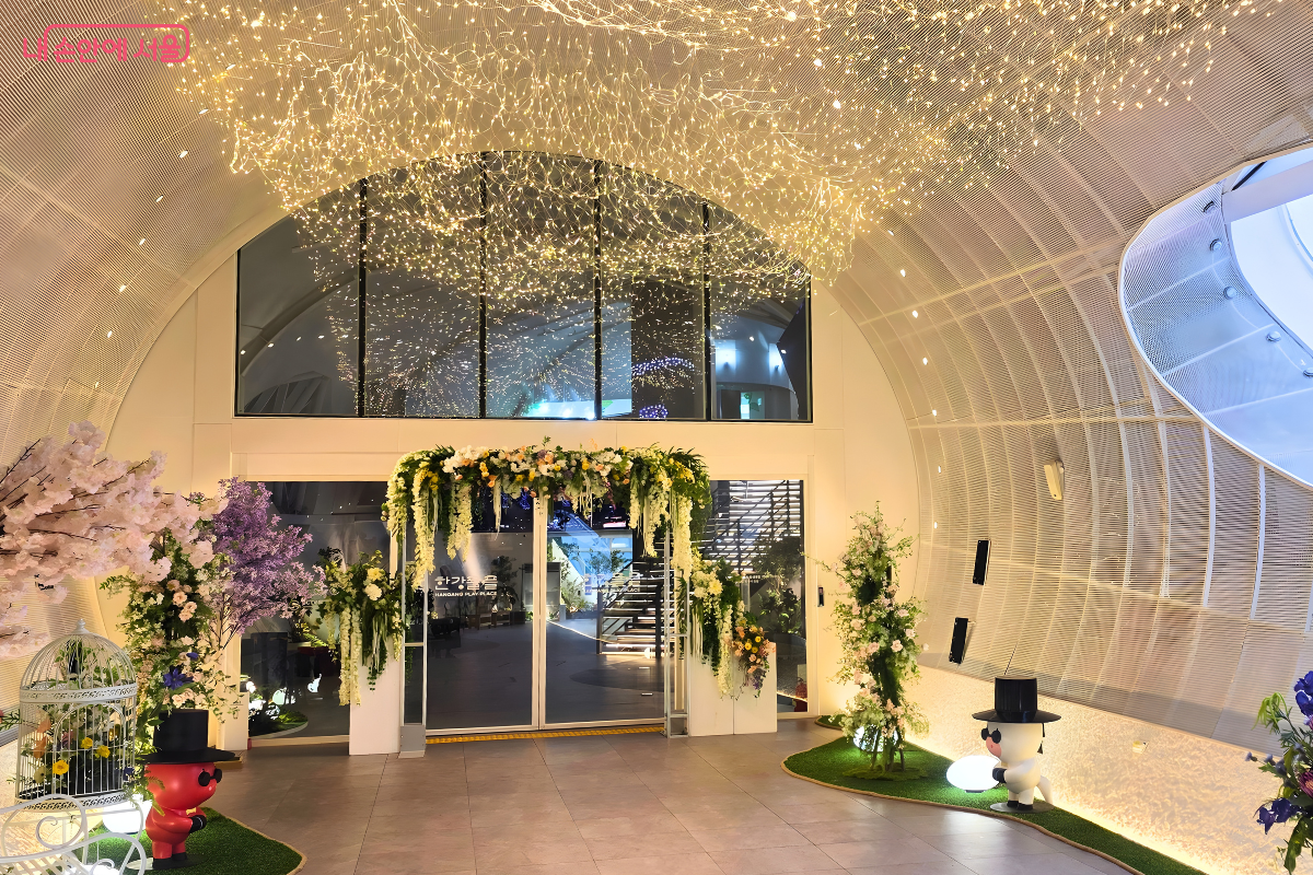 꽃과 조명으로 화려하게 꾸며진 한강플플 1층 입구 &copy;양정화
