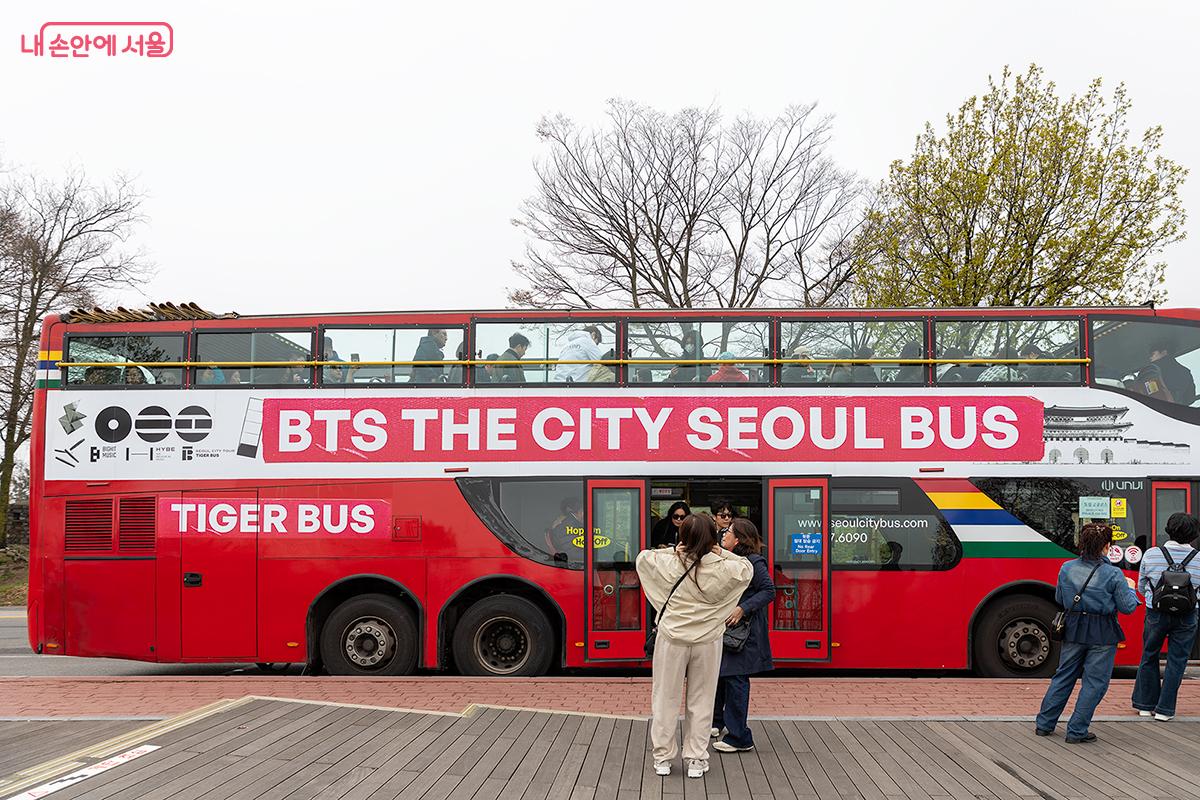 BTS THE CITY SEOUL 시티투어버스는 BTS 컴백 이벤트 기간(2026년 3월~4월)에 맞춰 운영되는 특별 관광 프로그램이다. ⓒ문청야
