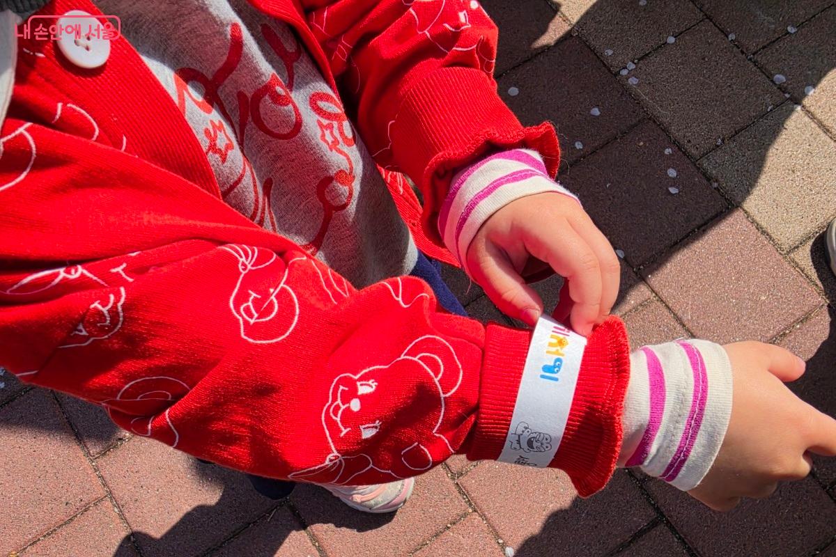 입장 팔찌를 착용하고 입장할 수 있다. &copy;황승희