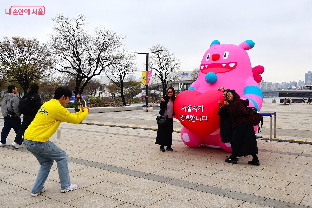 핑크빛 캐릭터 '해치'와 함께 추억을 남기는 방문객들의 모습 ⓒ이봉덕