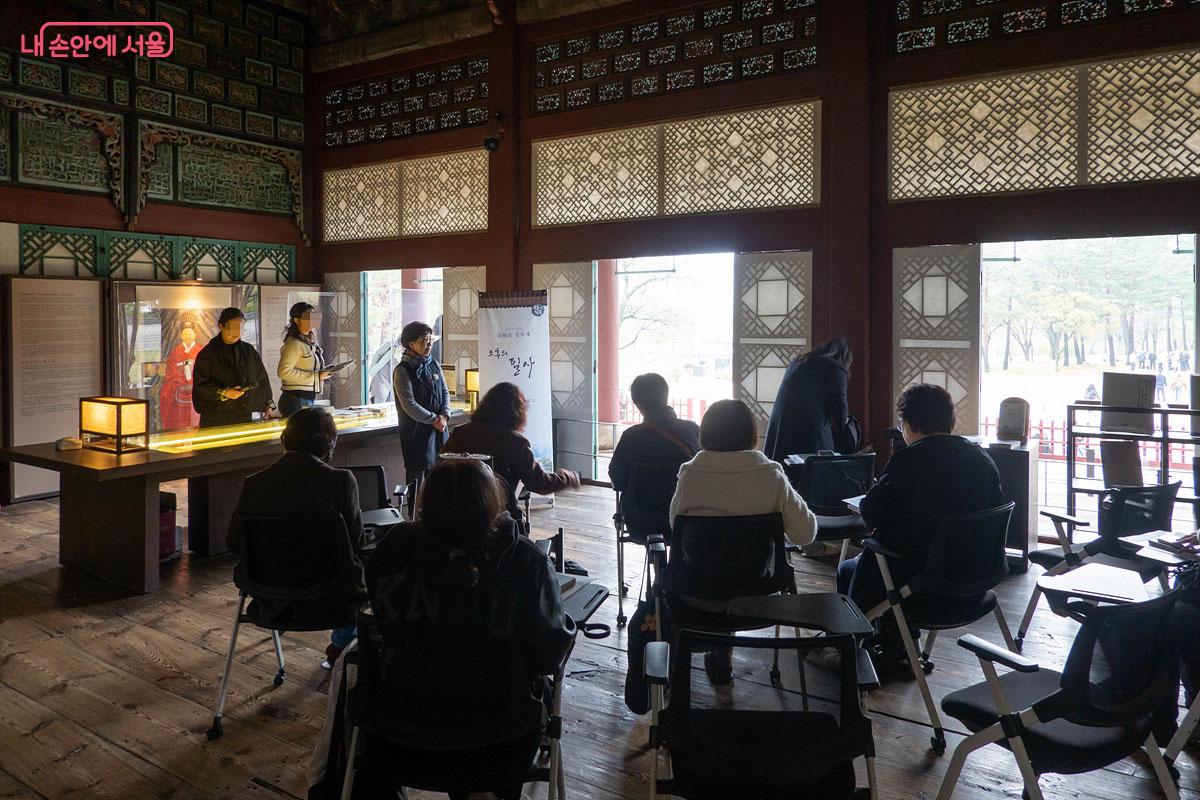 경복궁 내 고종의 서가인 '집옥재'에서 진행하는 필사 체험 &lsquo;오후의 필사&rsquo;가 시작했다. &copy;김인수