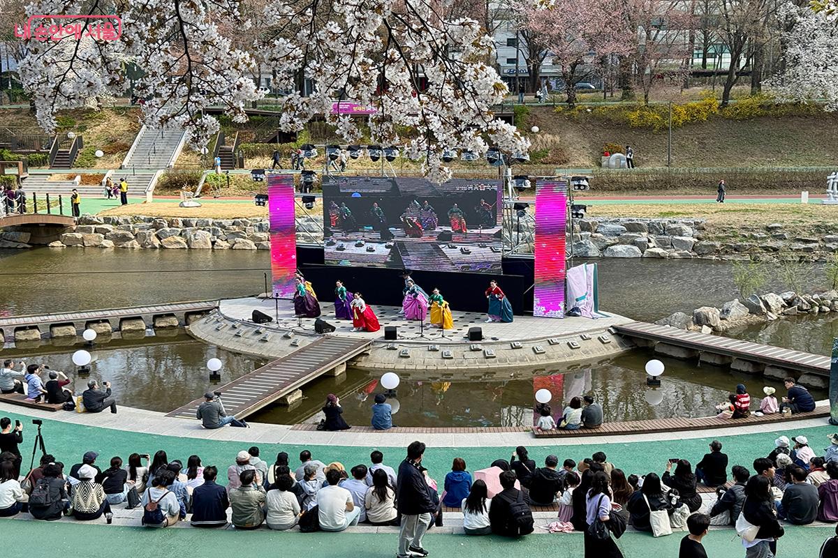 양재천 수변무대에서 펼쳐진 공연. 3월 30일부터 4월 19일까지 양재천벚꽃등축제가 열리고 있다 ©김미정