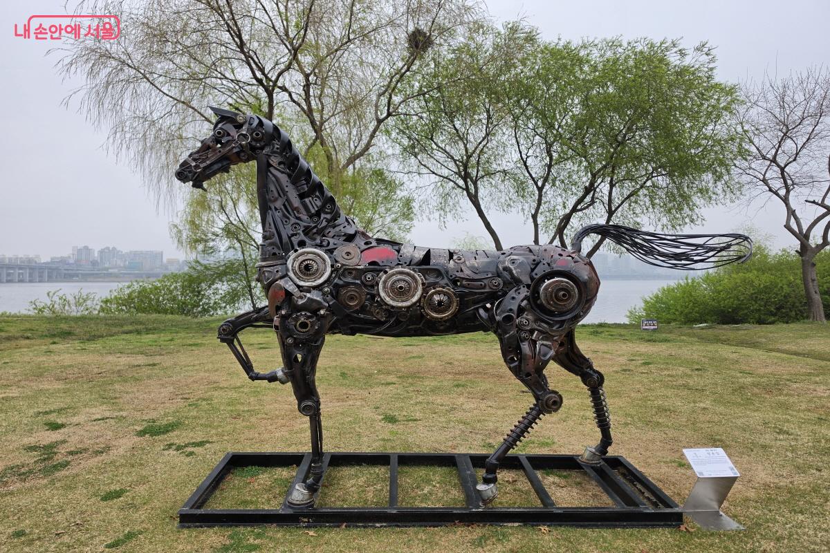 반포 한강공원에 전시 중인 말 관련 조각품.