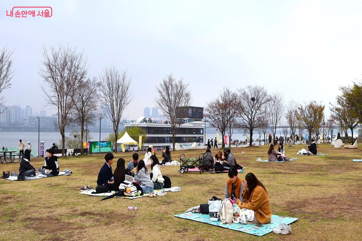 탁 트인 잔디광장에서 돗자리를 펴고 봄날의 여유를 즐기는 시민들 ⓒ이봉덕