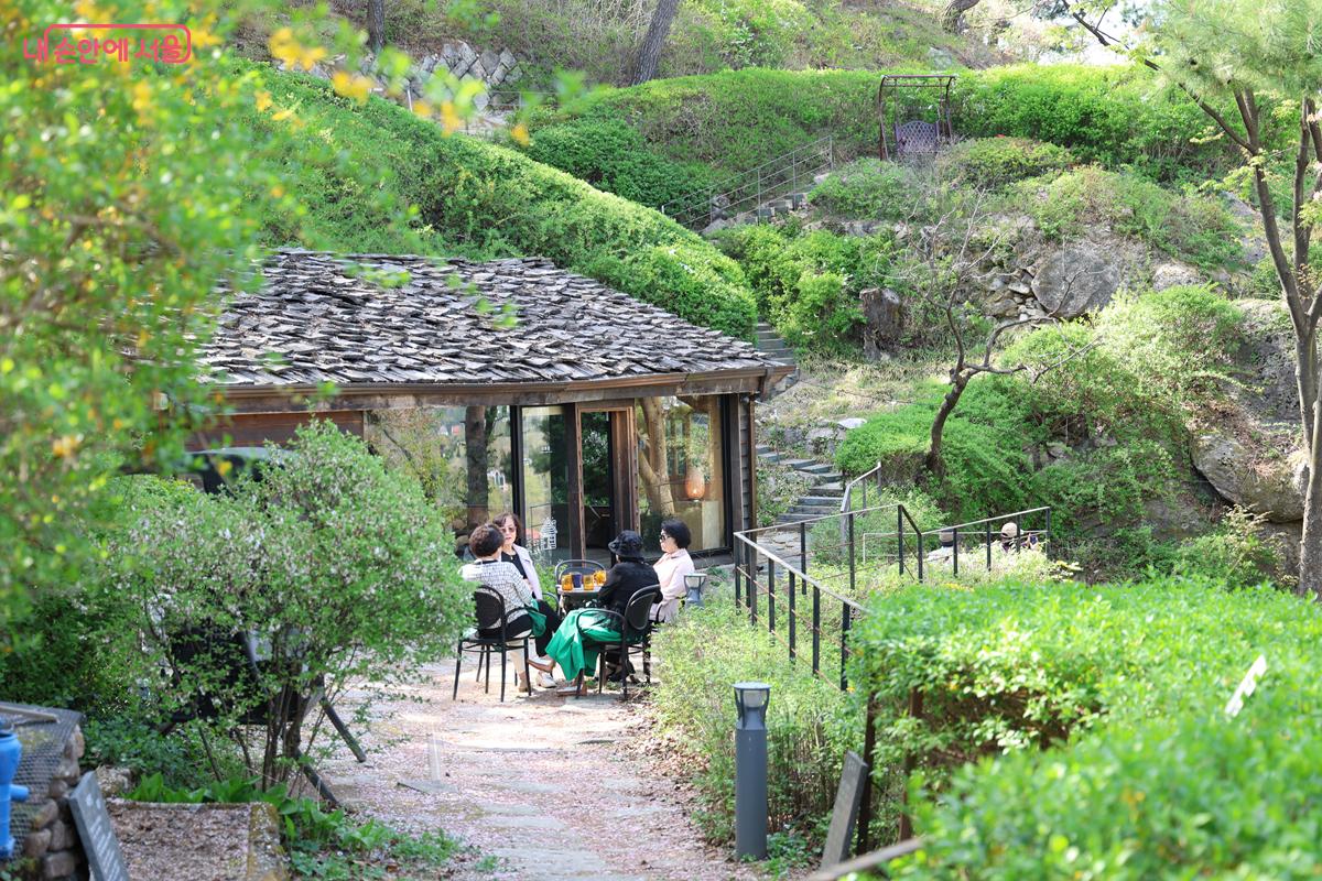 전시 관람을 마쳤다면 야외에서 차 한잔을 마시면서 잠시 쉬어가도 좋다. &copy;박우영