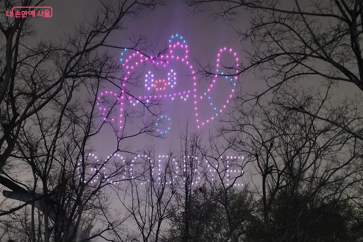 캐릭터 연출로 관람객들에게 작별 인사를 전하고 있다. &copy;조연