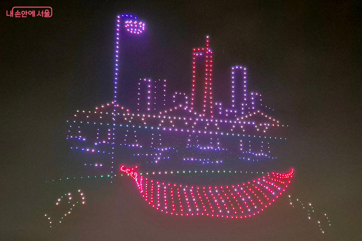 한강버스를 타고 가면 만날 수 있는 63 빌딩과 한강 다리 등을 드론으로 재현했다.