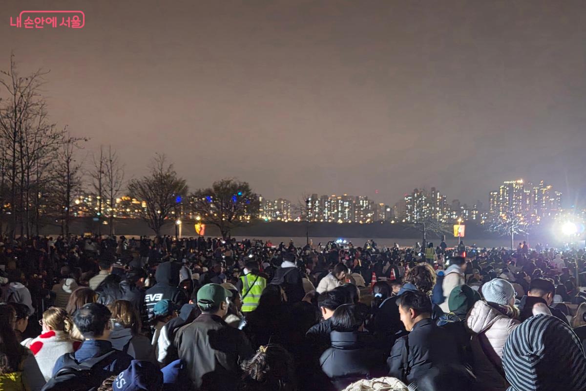 드론라이트쇼를 관람하기 위해 모인 시민들로 현장이 붐비고 있다. ⓒ최현우
