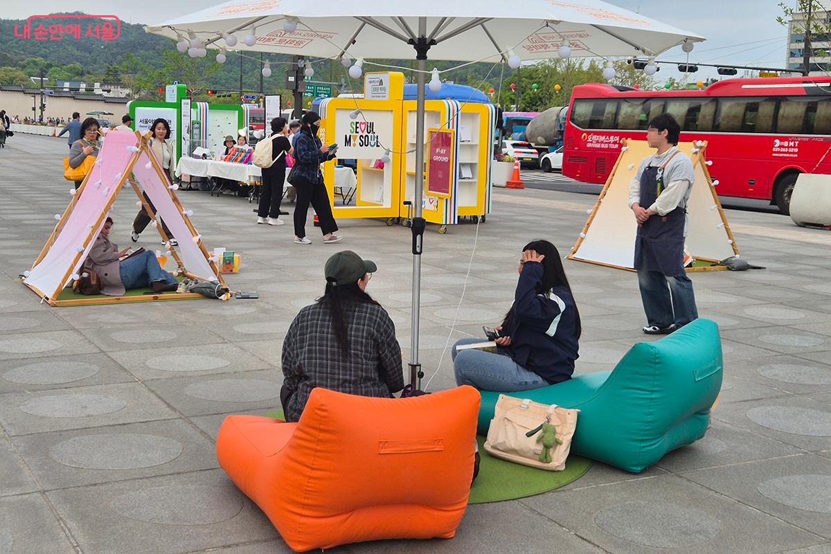 북텐트 외에도 편하게 독서를 즐길 수 있는 빈백도 마련되었다.