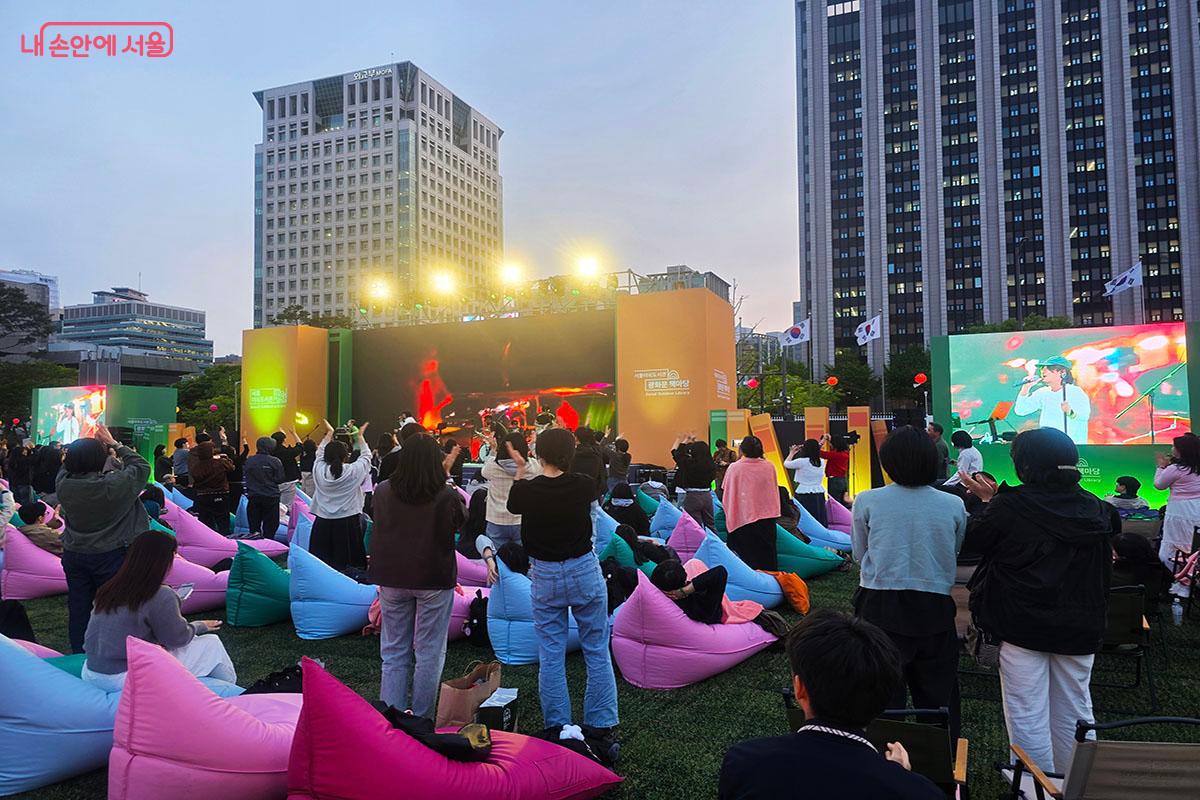 밴드 아도이의 공연이 펼쳐지며 페스티벌 현장으로 바뀌었다. &copy;양순남