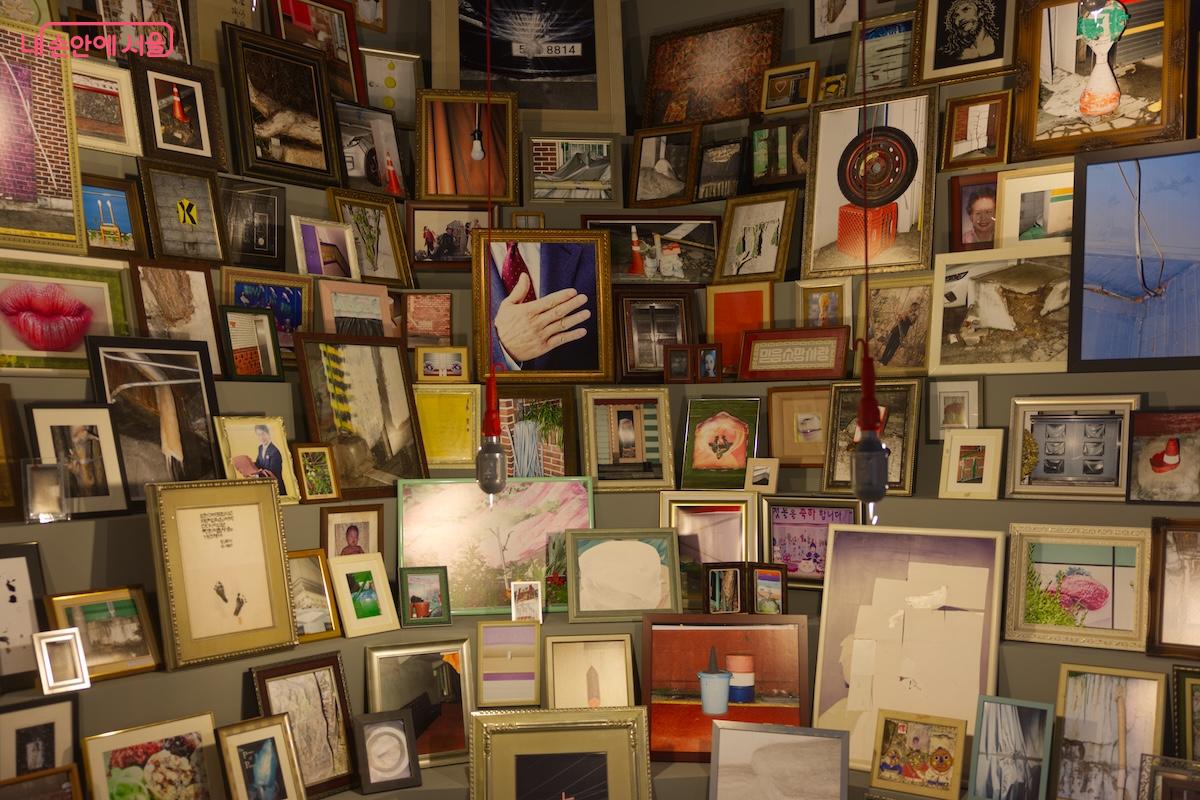 한 전시 공간이 오래된 집에 있는 앨범을 모두 모아 놓은 포토존처럼 느껴진다. &copy;임중빈