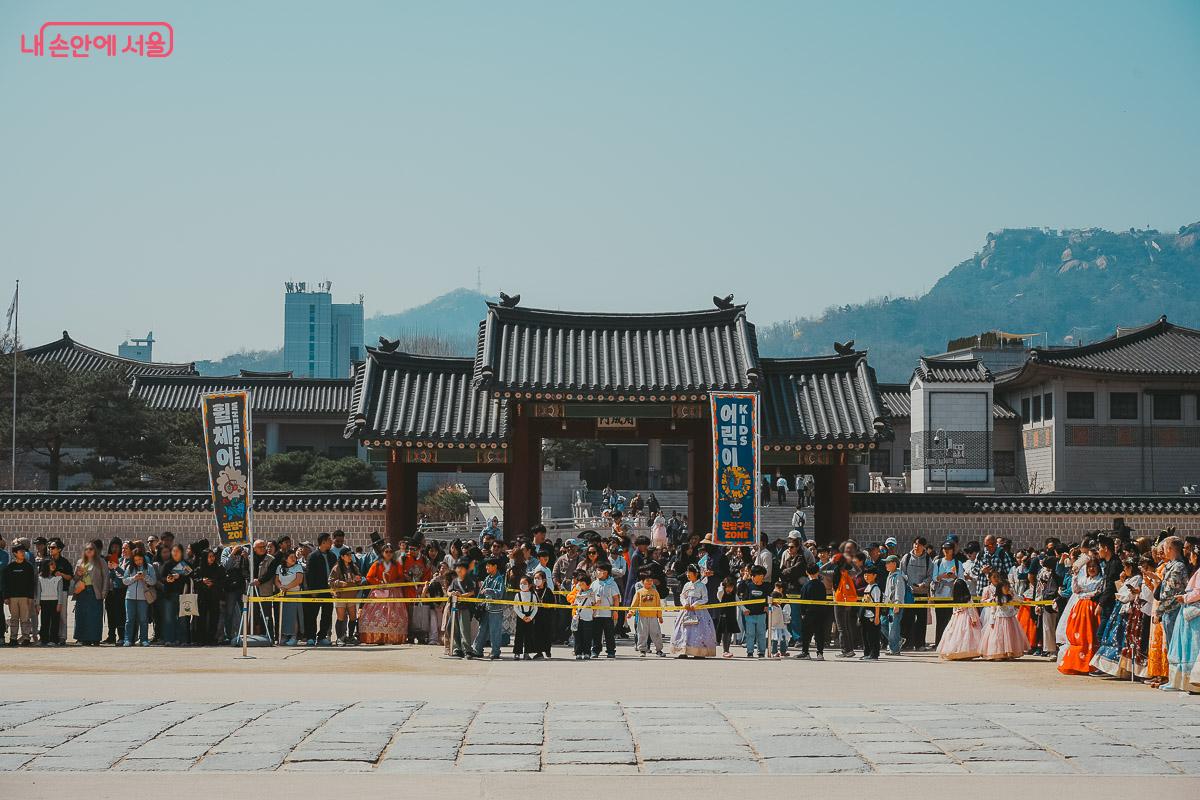수문장 교대의식을 보기 위해 노란 통제선 뒤로 모여든 수많은 인파와 어린이 전용 관람 구역 안내표시 사진