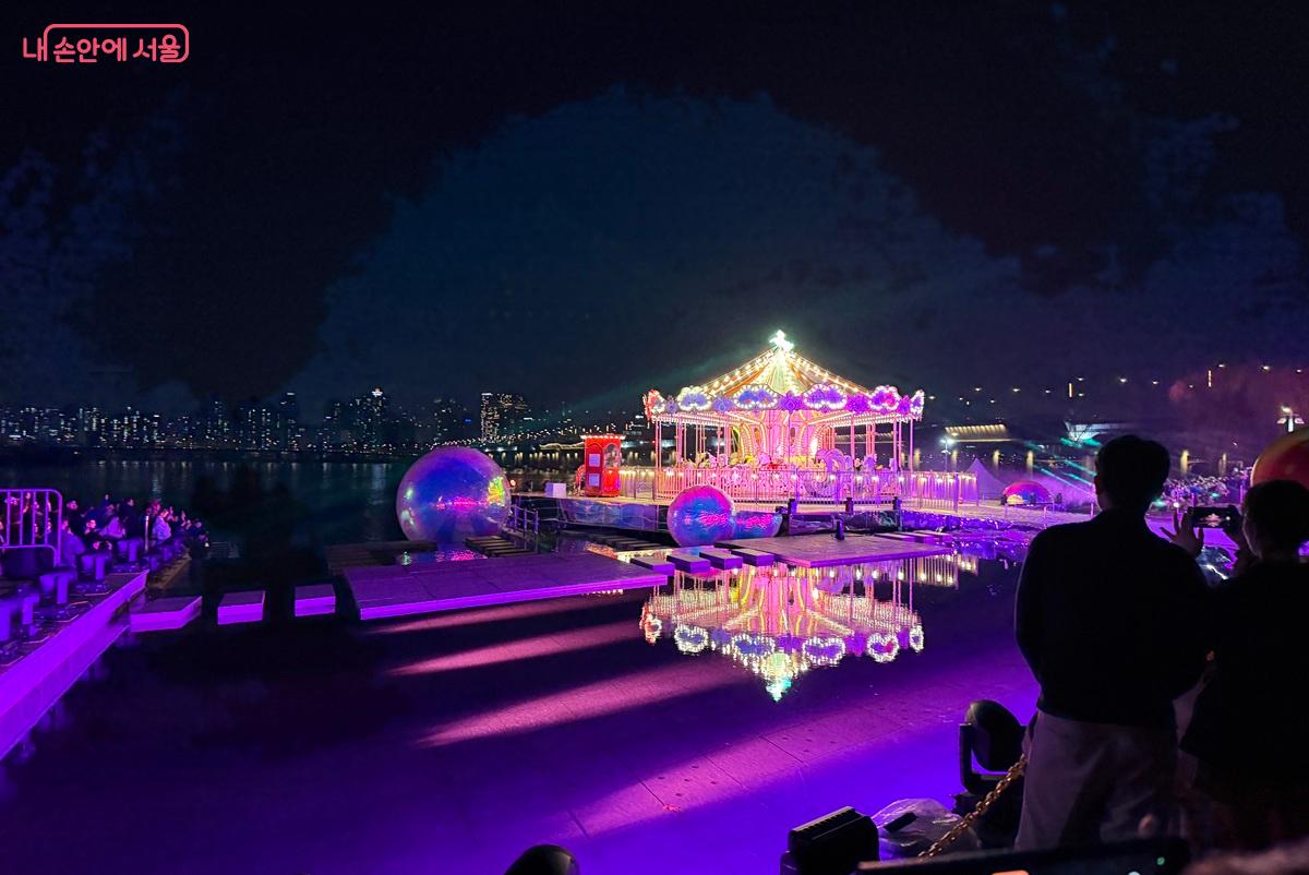 불켜진 회전목마