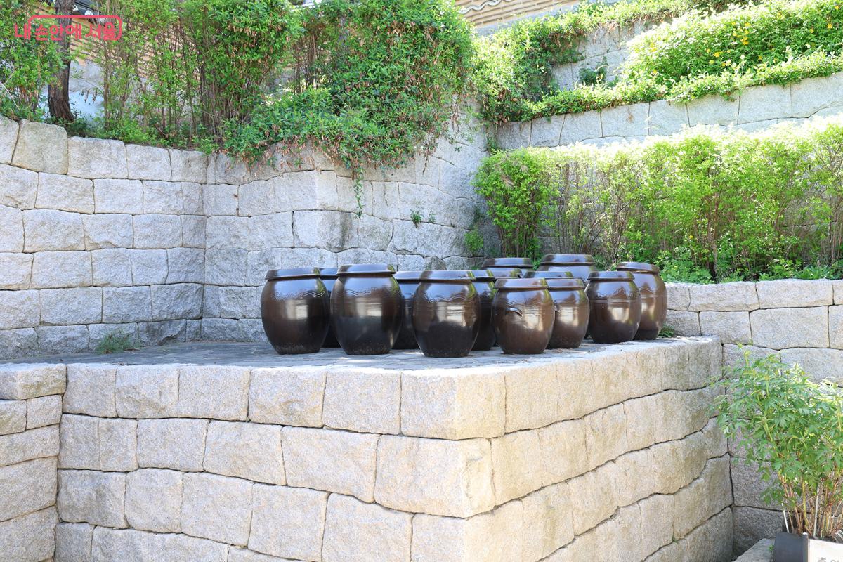 돌담 아래 옹기종기 모여 있는 장독대에서 소박한 전통미가 느껴진다. &copy;박우영