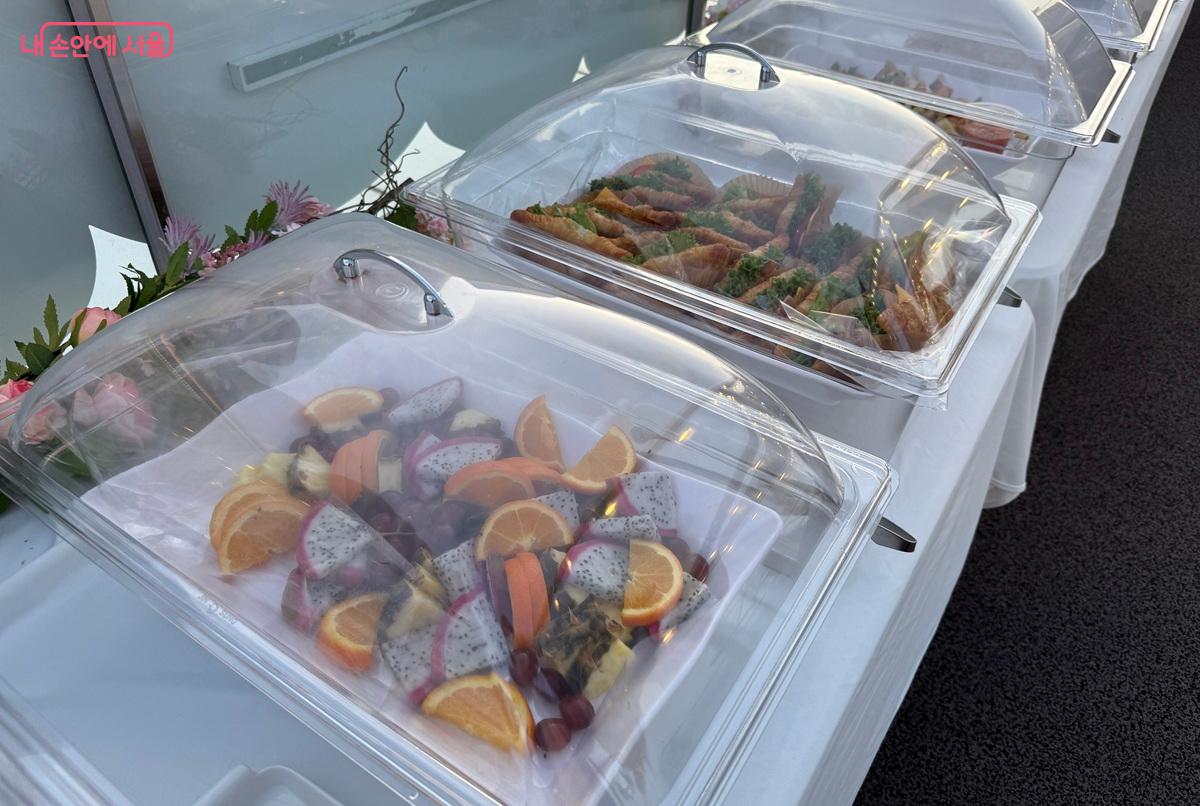 노을과 콘서트를 즐기며 함께 곁들일 음식도 마련돼 있다. ⓒ박소예