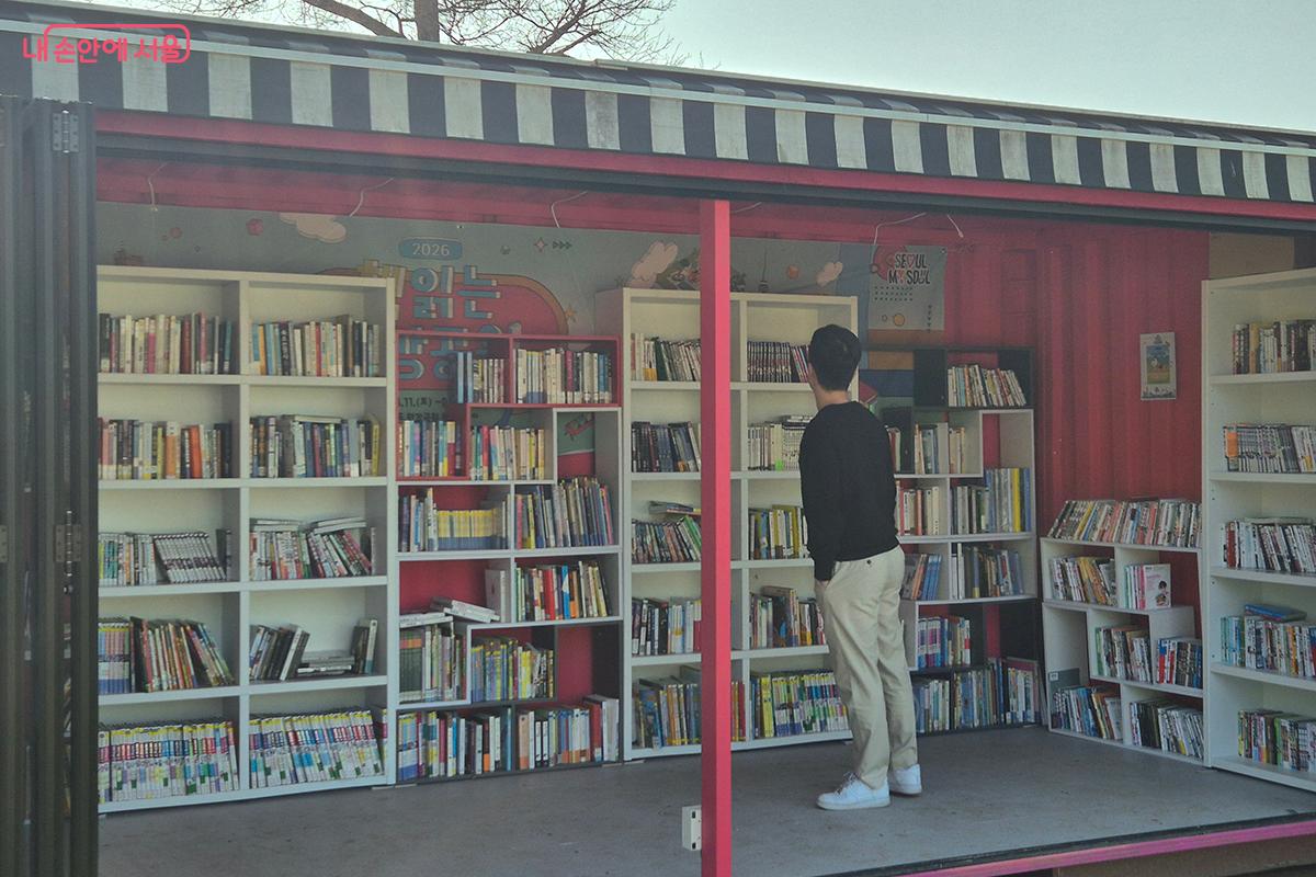 연령&middot;주제별 11종의 도서 큐레이션을 운영해 이용자가 원하는 도서를 쉽게 찾을 수 있다. &copy;정향선