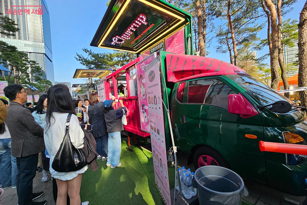 축제 현장에 마련된 푸드트럭은 벚꽃 축제의 또 다른 즐거움이다. &copy;이혜숙