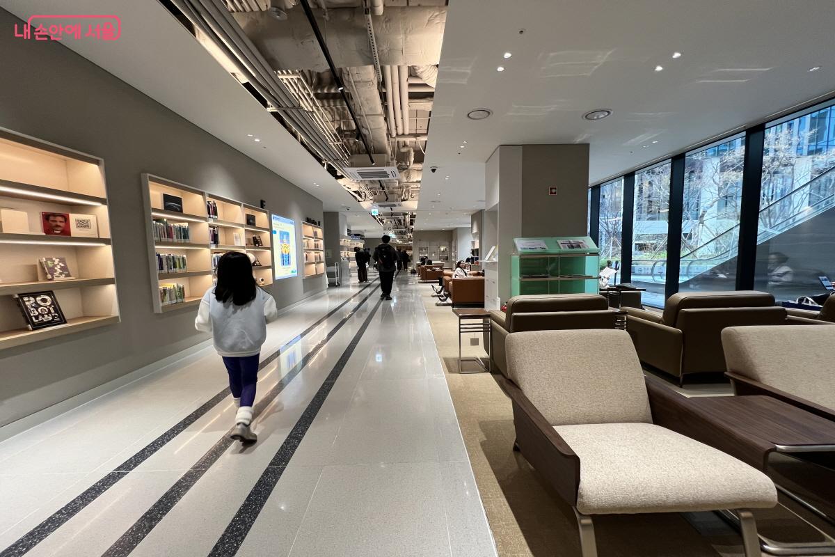 다양한 의자가 마련되어 있어 독서가 즐겁다. &copy;박지영