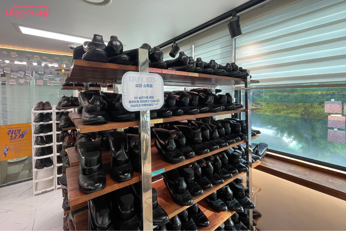 대여용 구두를 UV 살균기로 소독하고 있다. &copy;이서윤