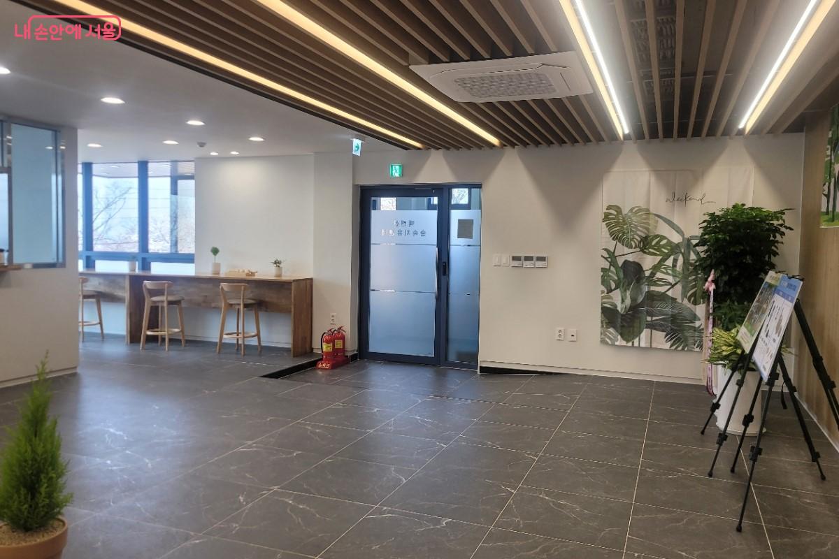 백련산 숲속치유센터 로비 전시 공간 &copy;임영근