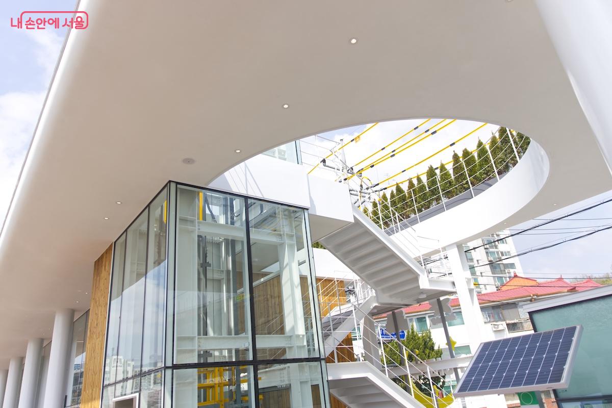 2층은 루프탑 공간으로 수변 전망대 역할을 하게 된다