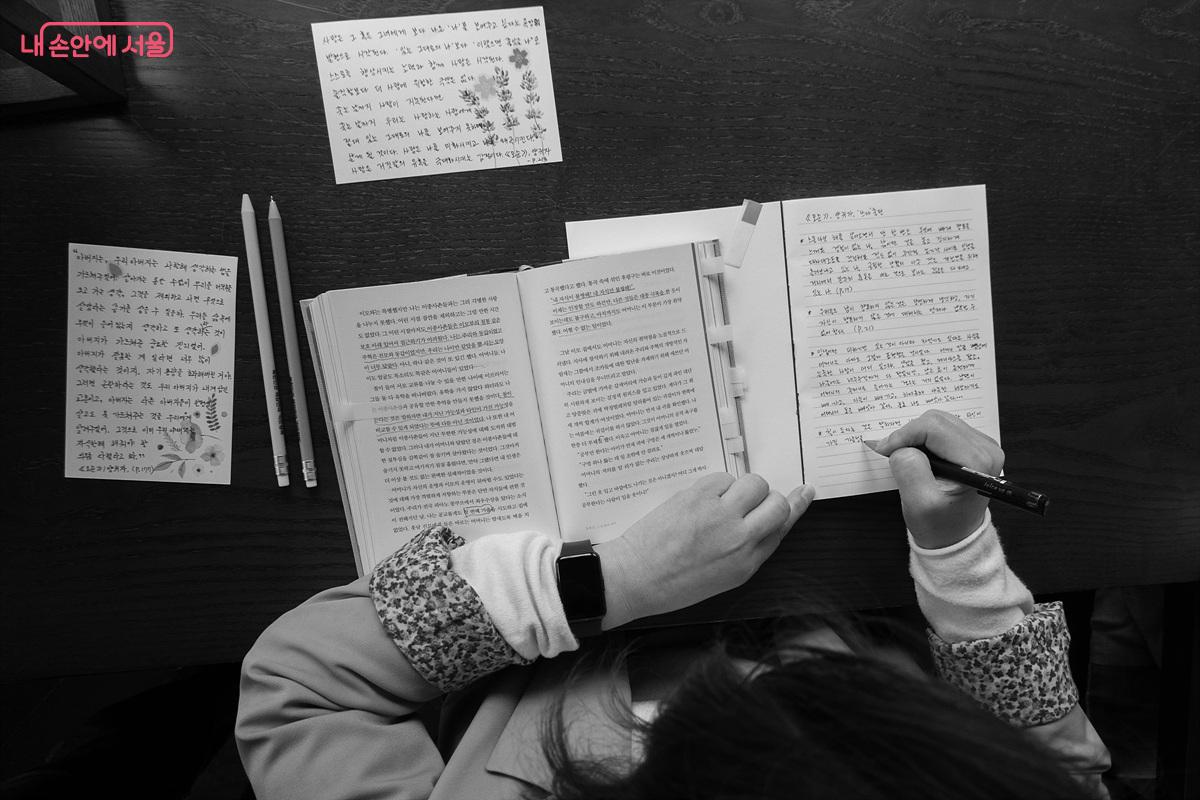 읽고, 멈추고, 손을 움직인다. 글자를 따라 쓰는 것이 아니라 내가 이해한 의미를 꺼내는 일 &copy;김인수