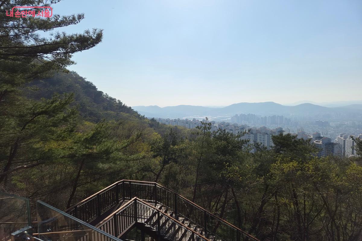 호암마루길 끝에 조성된 전망대에서는 도심 전경을 한눈에 조망할 수 있다. ©최현우