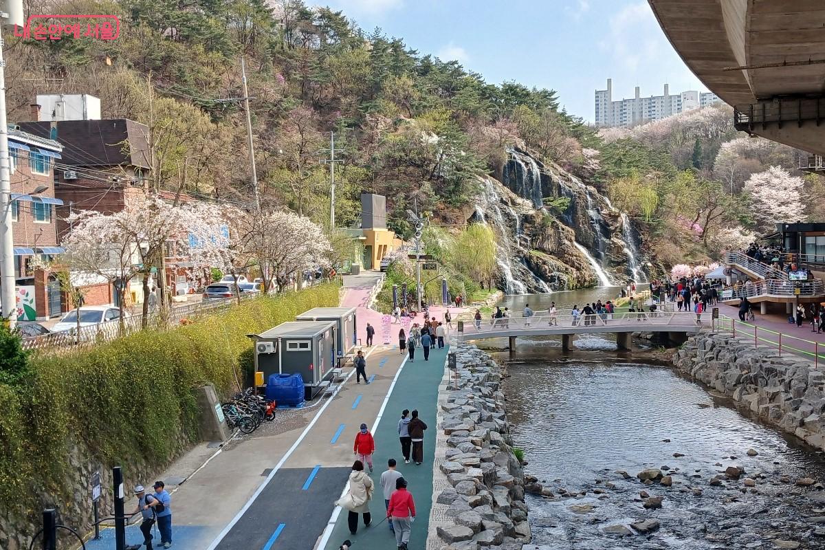 홍제천 백련교에서 백련산으로 이어지는 연계 구간의 이음길 초입 &copy;임영근