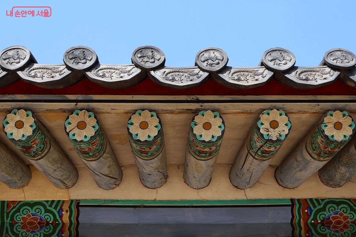 화려한 단청 문양과 기와지붕이 푸른 봄 하늘과 대비를 이룬다. &copy;이봉덕