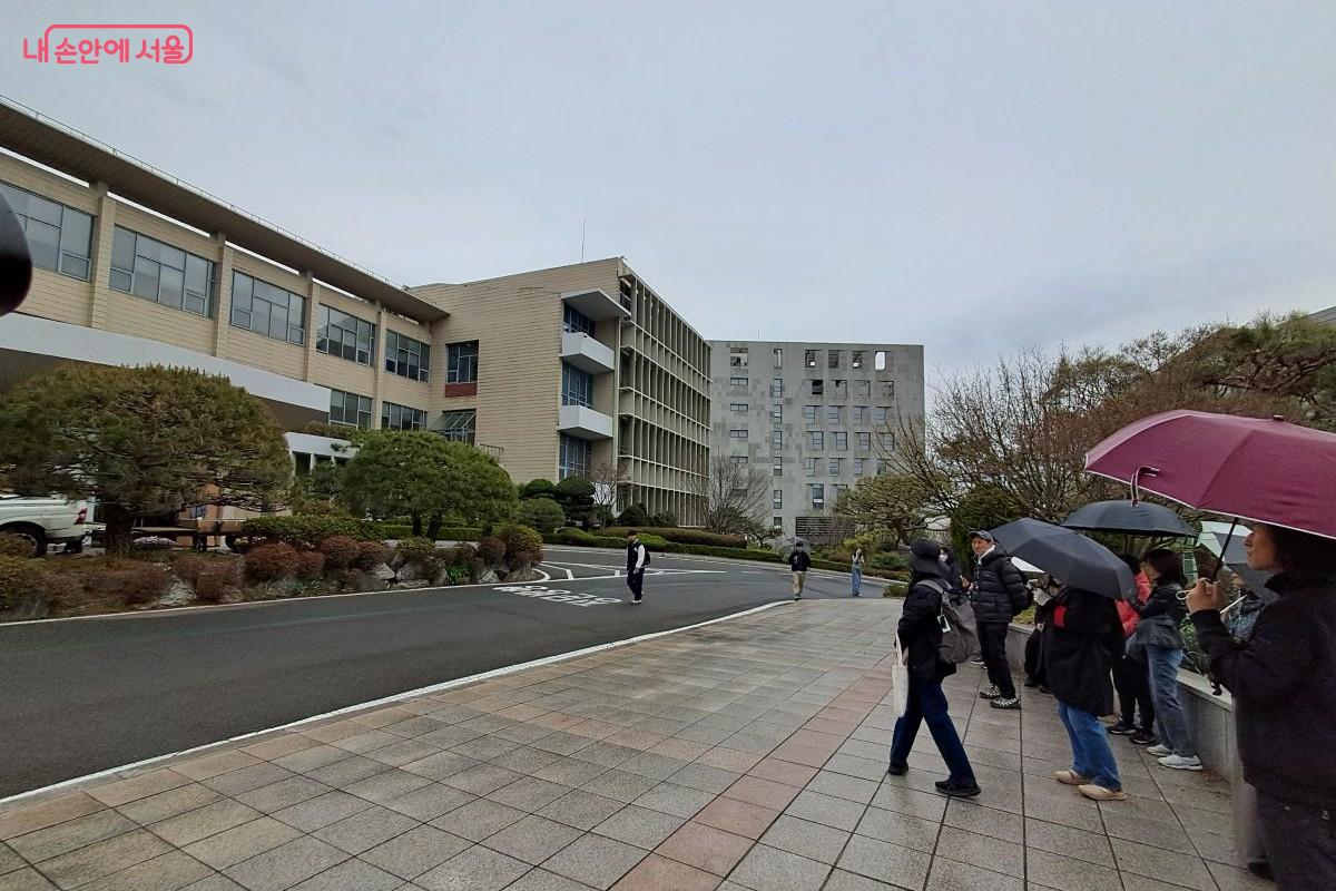 서울시가 지정한 미래유산으로 고김중업 건축가가 설계한 서강대 본관 