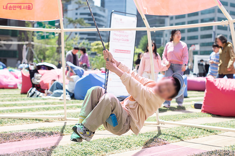 서울야외도서관에서 즐거운 시간을 보내는 어린이 

