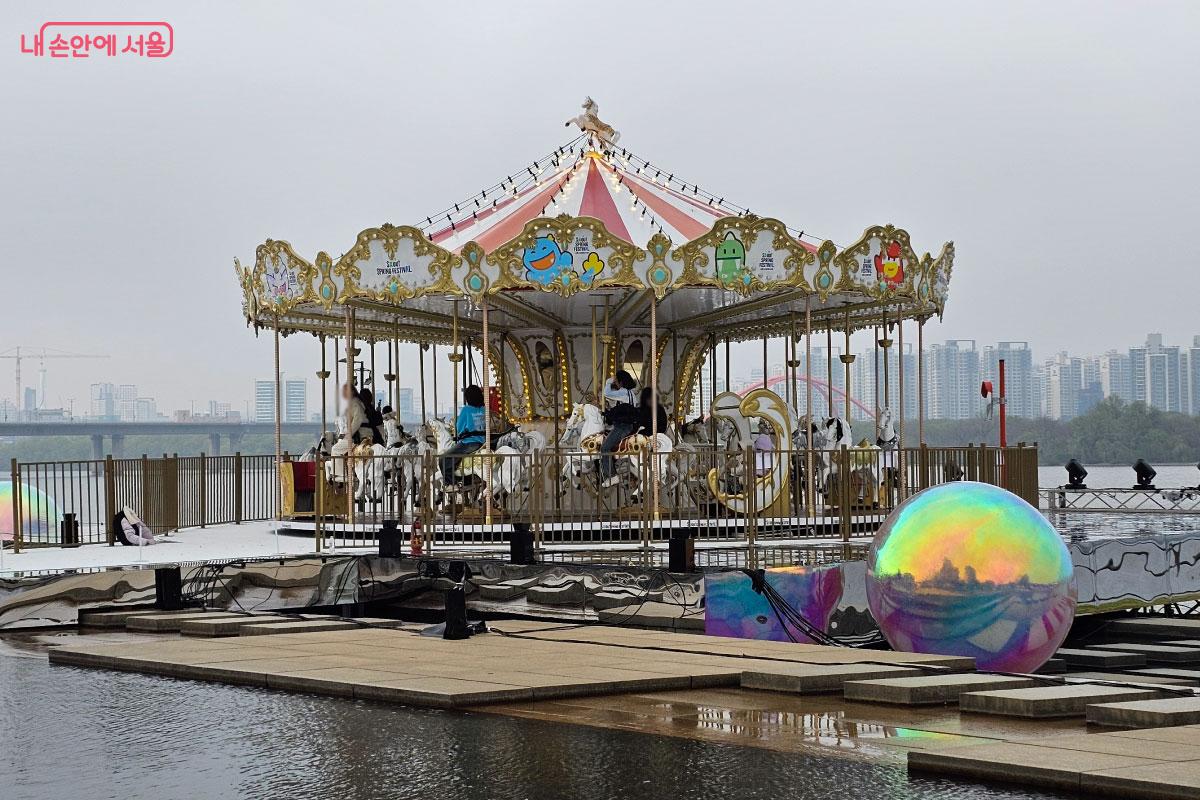 한강에서 탈 수 있는 회전목마