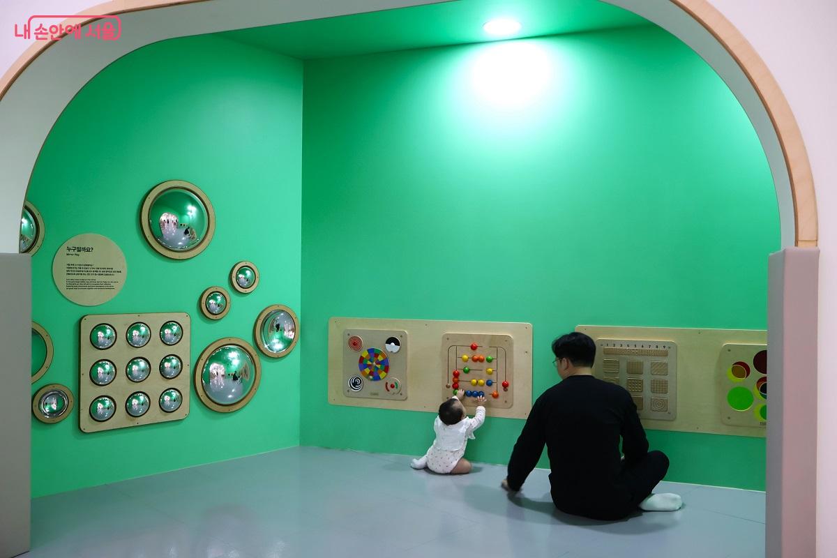 아기도 안심하고 놀 수 있는 쾌적한 영아 전용 공간으로 꾸몄다. &copy;이봉덕