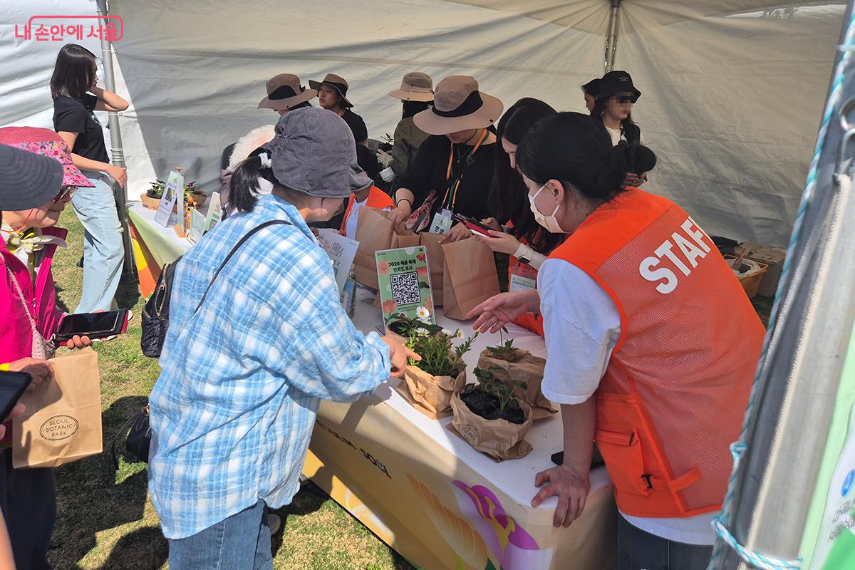 테라리움 꾸미기 시연을 비롯해 자연과 정원을 체험할 수 있는 풍성한 콘텐츠로 가득 찼다. &copy;이혜숙