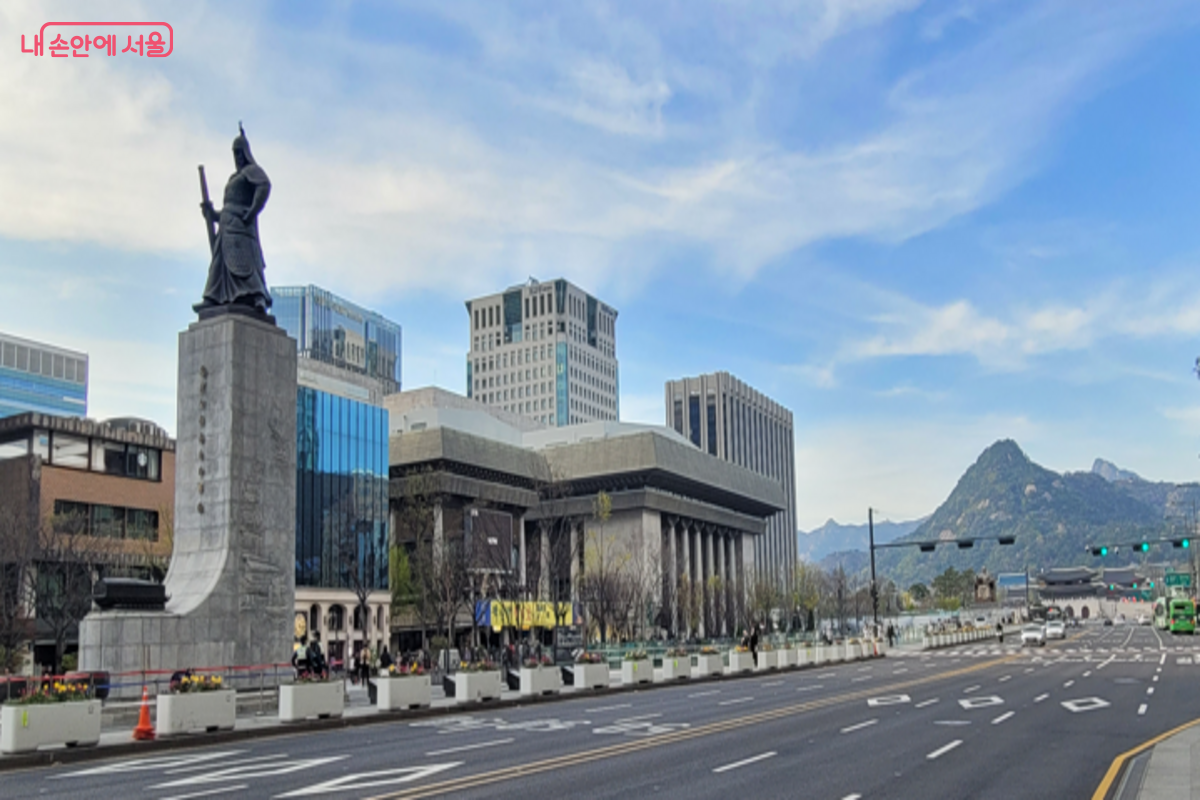 충무공 이순신이 마치 세종대왕을 호위하듯 서 있는 듯한 광화문 이순신 동상 &copy;김주희